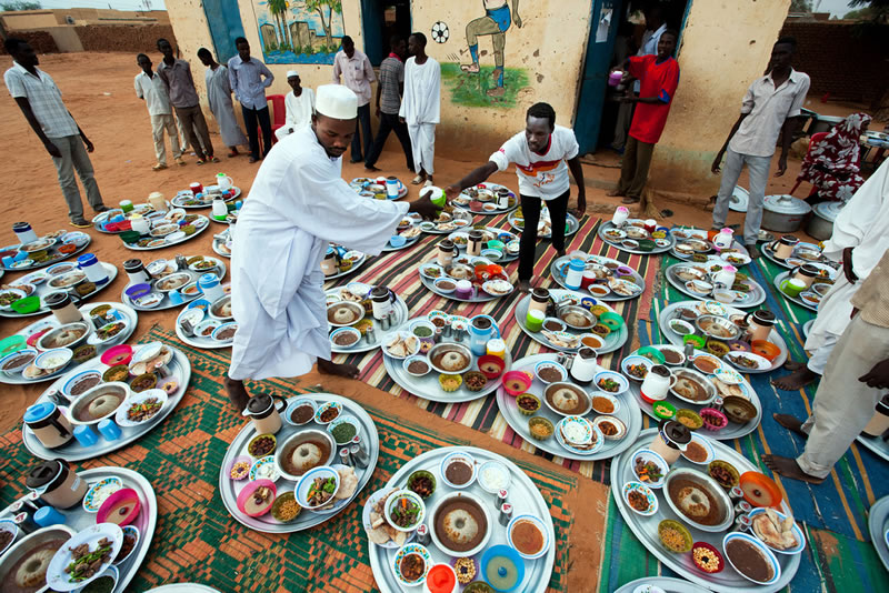  蘇丹民間傳統：齋月期間在馬路上共用開齋飯
