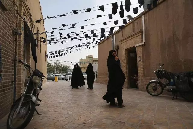 伊斯蘭婦女披上黑色頭巾和罩袍走在街上.jpg
