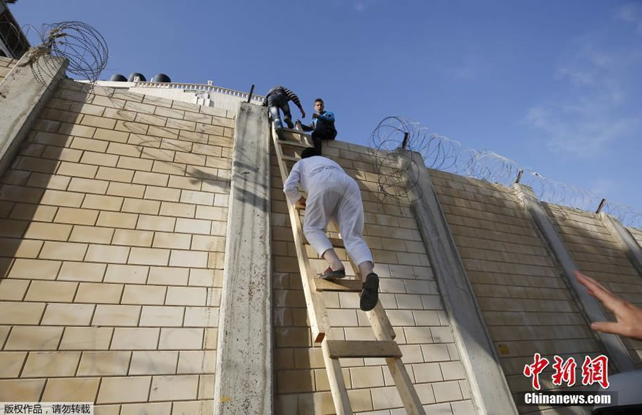  巴勒斯坦人翻隔離牆前往耶路撒冷參加齋月主麻聚禮