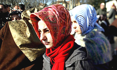  土耳其婦女的時髦蓋頭