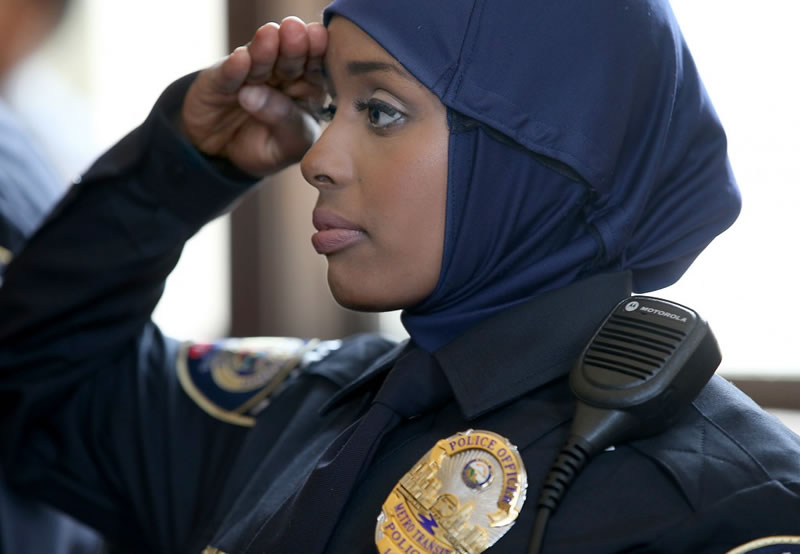 美國戴頭巾的員警姑娘