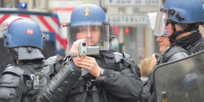 巴黎瑪格楠維爾“恐怖襲擊”——警方與抗議者到底是何立場？