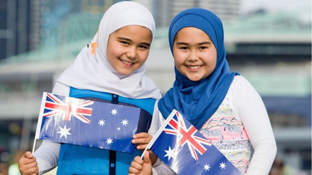 澳大利亞宣傳牌上展示兩名戴頭巾的穆斯林小女孩