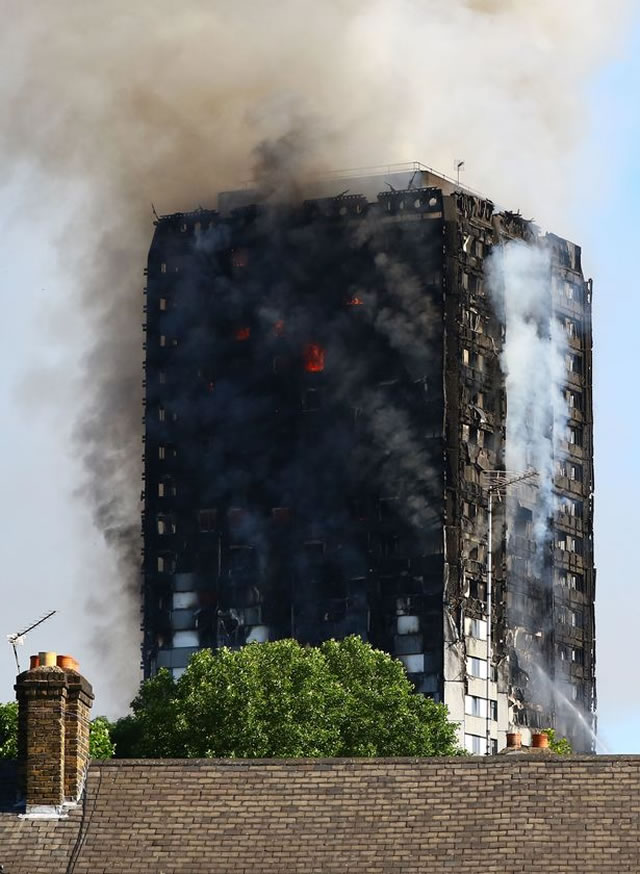 倫敦居民樓突發致命大火，穆斯林率先發出救命警報