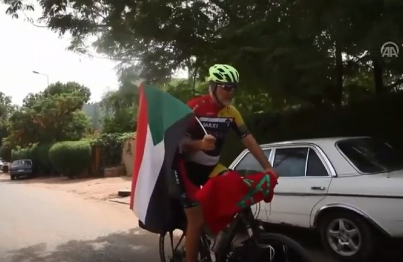 摩洛哥男子騎行朝覲