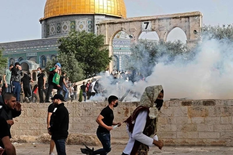 今天齋月28，猶太複國主義者強闖阿克薩遠寺釀慘烈衝突