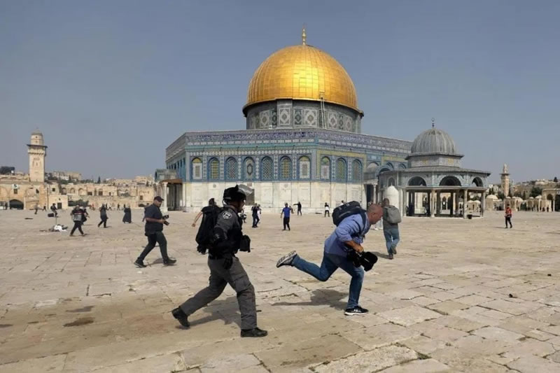 以色列軍警攻擊阿克薩清真寺致305人受傷