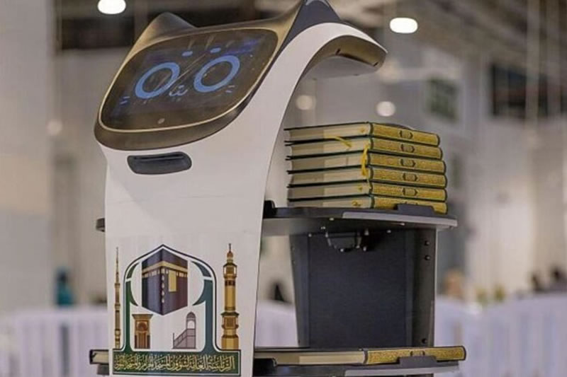 機器人在聖地清真寺向朝覲者分發古蘭經