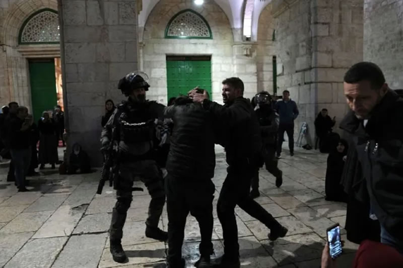 以色列員警襲擊阿克薩清真寺內的禮拜者