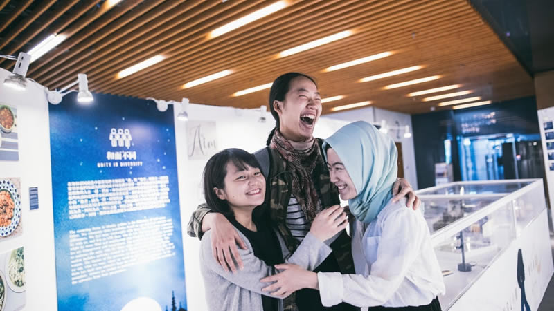 【華裔穆斯林．下】五女生辦藝展訴說頭巾的故事：我們都是一樣的