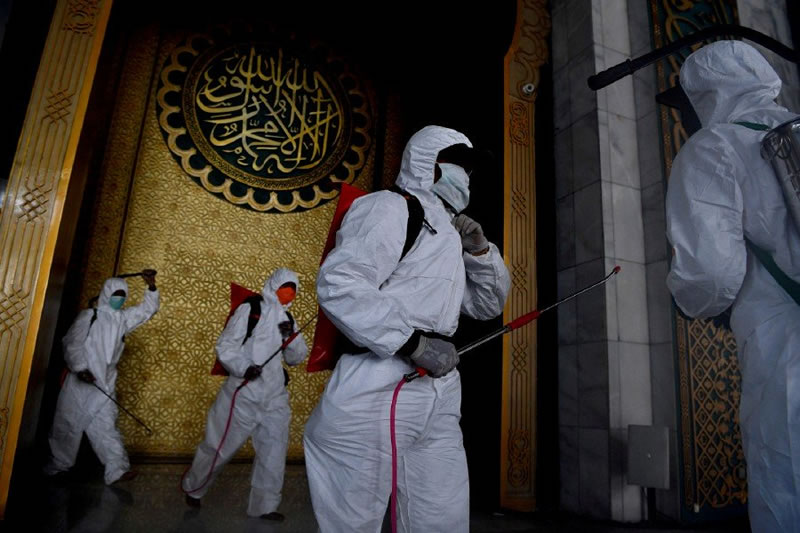 沙特大學者委員會就“為遏制新冠病毒傳播”發佈暫時性關閉清真寺，在家禮拜的教法說明