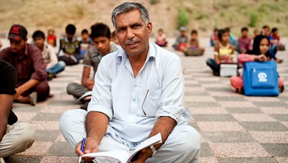  他在巴基斯坦首都的一棵大樹下開了一家露天的學校，提供真正的免費教育