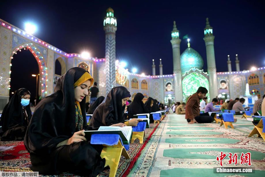  伊朗穆斯林信徒齋月期間誦讀古蘭經的壯觀場面