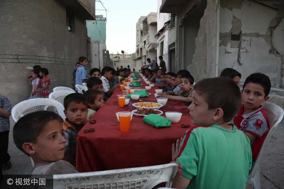 戰火中的齋月：敘利亞穆斯林在廢墟中享用開齋飯